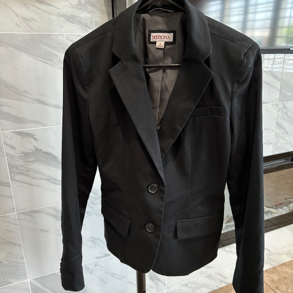 BLACK BLAZER SIZE SMALL WOMANS